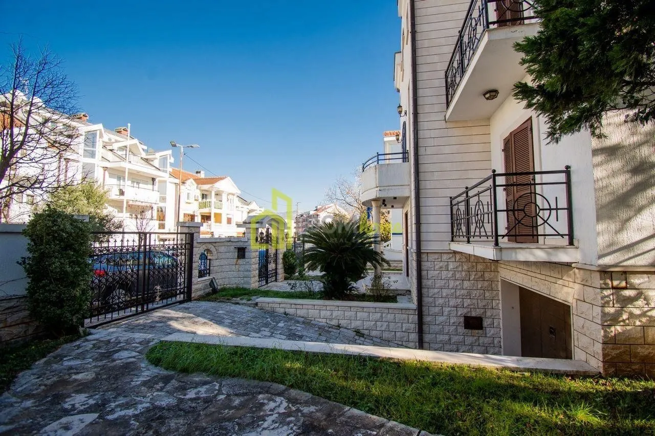 Rent, house, 750m², Gorica C, Podgorica