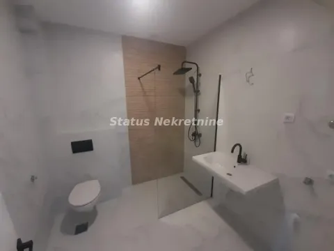 Moderno kupatilo sa tuš kabinom, umivaonikom i toaletom. - image 4