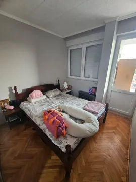 Spavaća soba sa bračnim krevetom, drvenim parketom i izlazom na terasu. - image 9