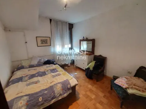 Spavaća soba sa krevetom, komodom i foteljom. - image 6