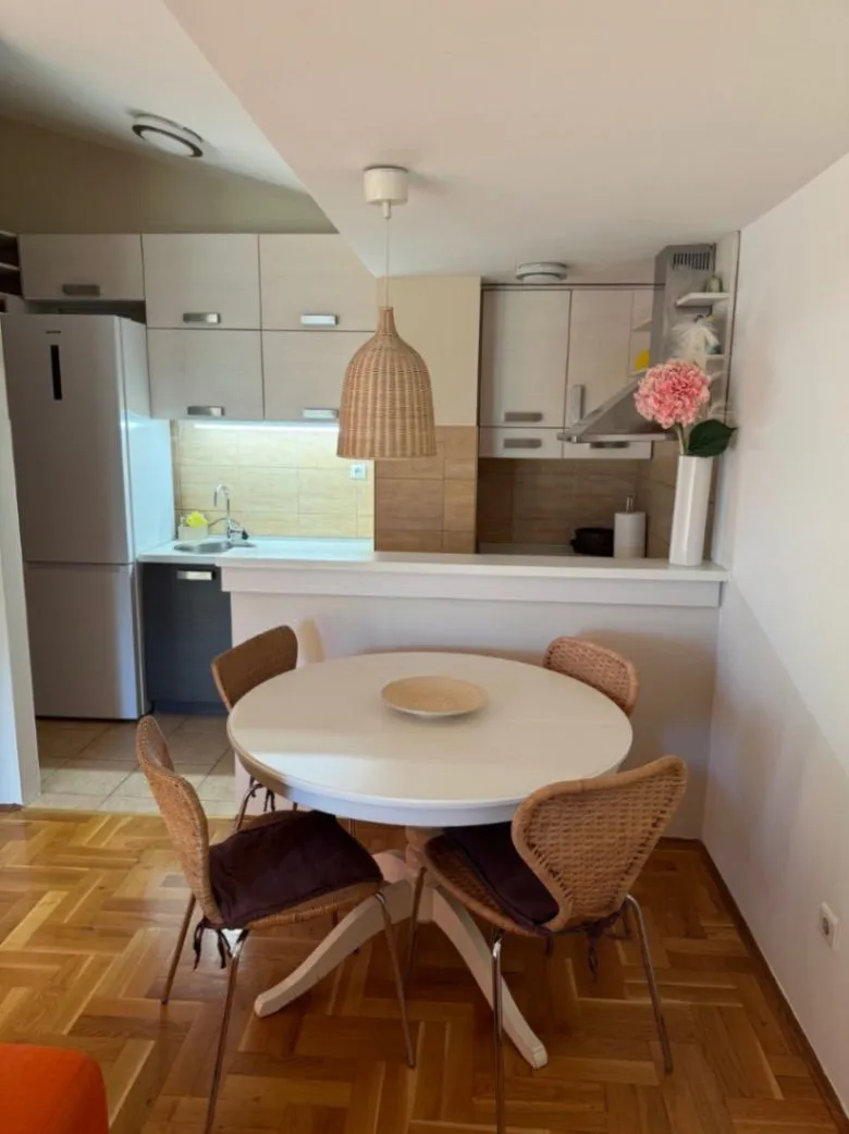 Izdavanje, dvosoban stan, 67m², Blok 9, Podgorica