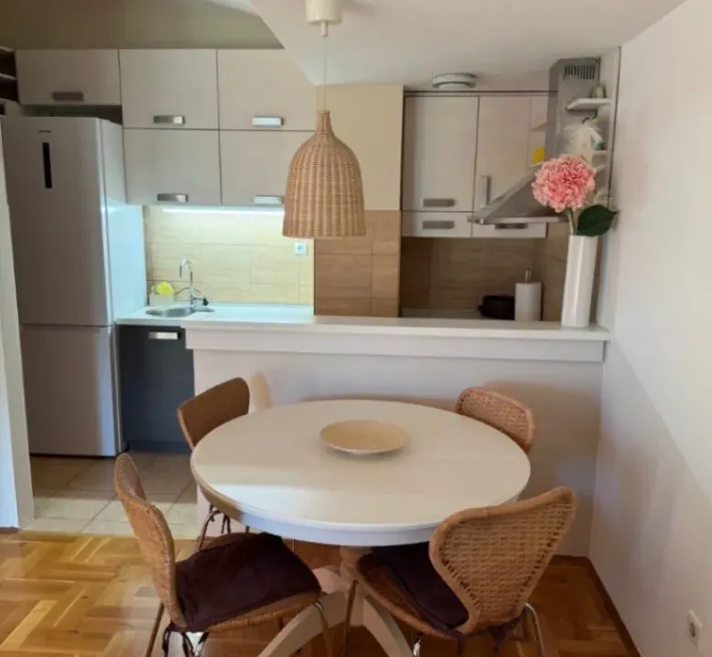 Izdavanje, dvosoban stan, 67m², Blok 9, Podgorica