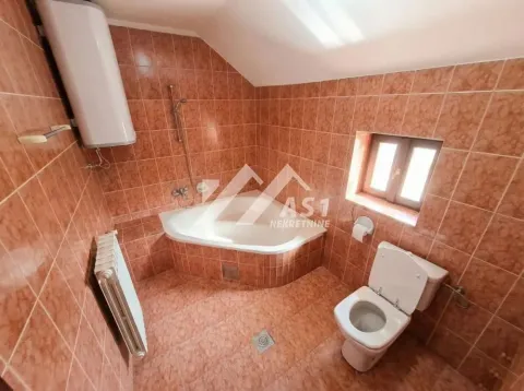 Kupatilo obloženo keramičkim pločicama sa ugaonom kadom i wc šoljom. - image 9