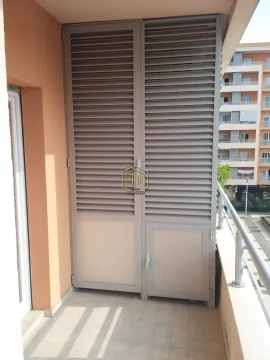 Natkriveni balkon sa ormarićem sa roletnama za odlaganje. - image 4