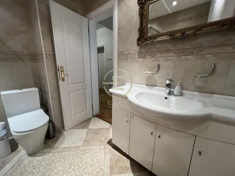 Izdavanje, četvorosoban stan, 130m², Centar, Novi Sad - image 30