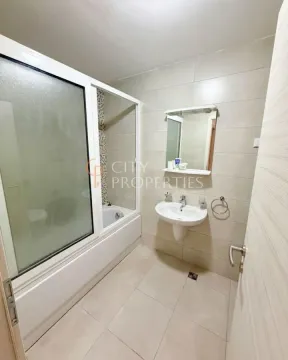 Kupatilo opremljeno umivaonikom, ogledalom i kadom sa pregradom. - image 5