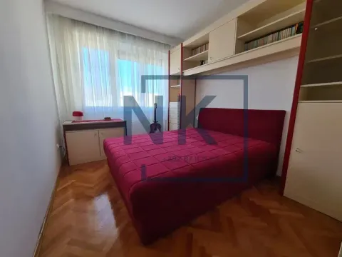 Namještena spavaća soba sa bračnim krevetom, garderoberom i parketom na podu. - image 3