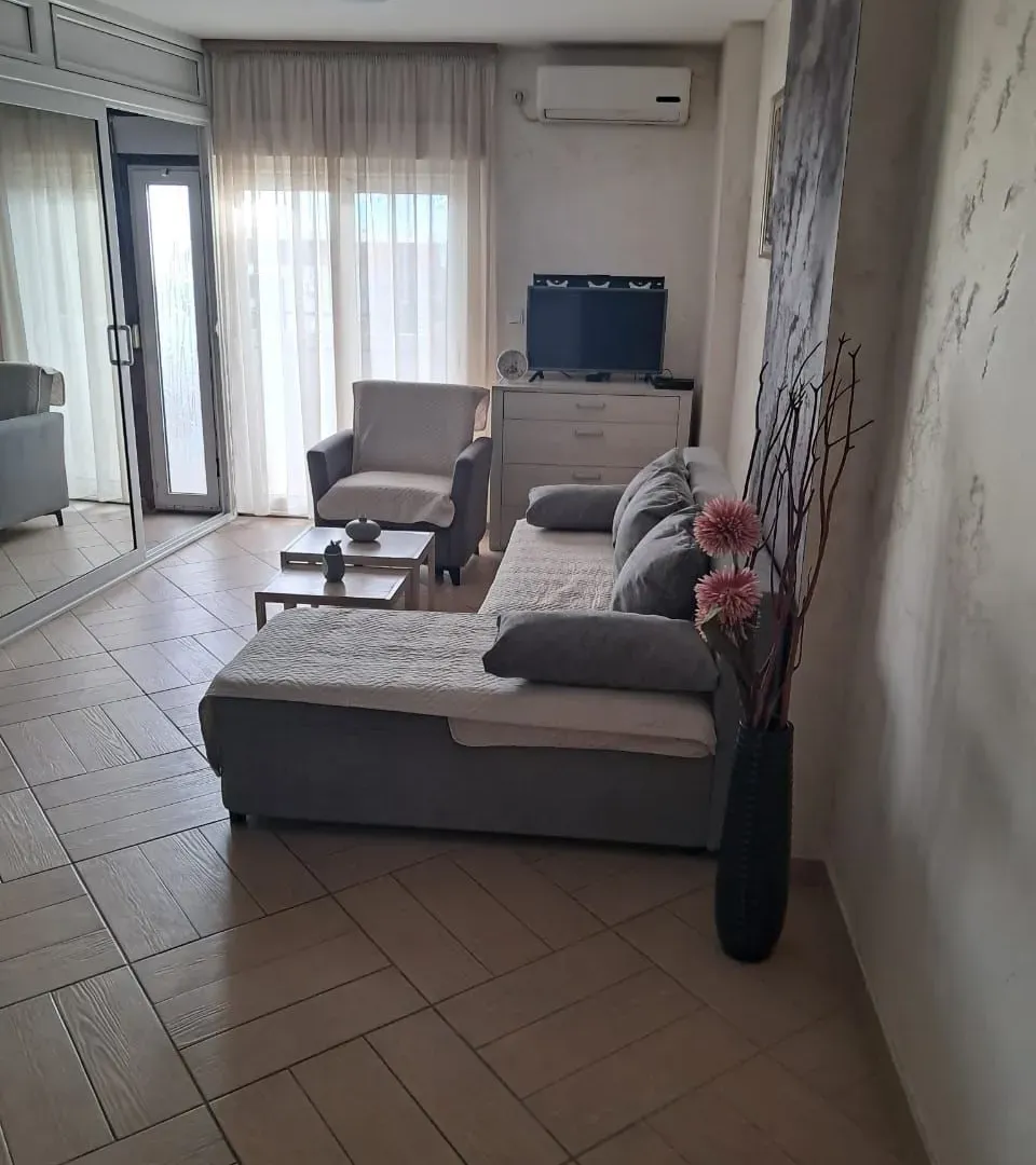 Izdavanje, jednosoban stan, 40m², Budva, Crna Gora