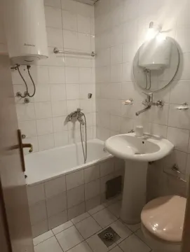 Manje kupatilo sa kadom, umivaonikom i wc šoljom. - image 8