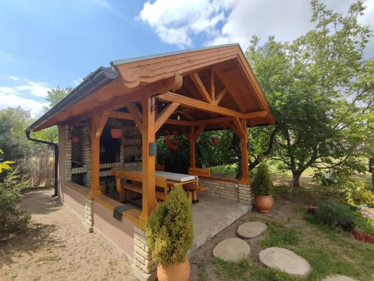 Prodaja, kuća, 313m², Peščara, Subotica