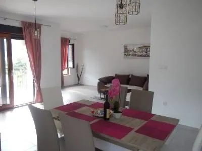 Izdavanje, dvosoban stan, 85m², Dobrota, Kotor - image 8