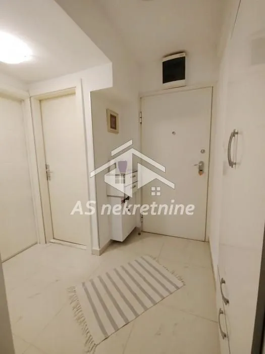Izdavanje, trosoban stan, 70m², Vračar Sve Podlokacije, Beograd