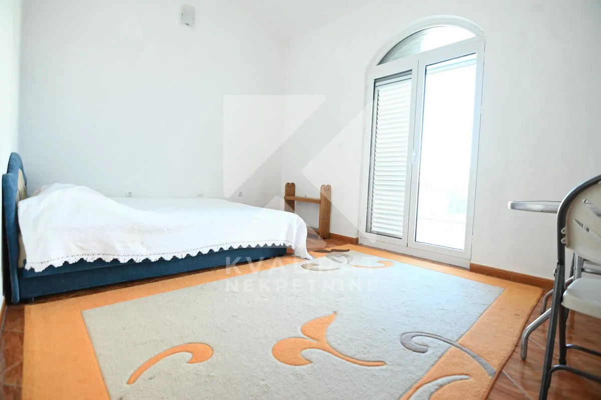Rent, house, 400m², Zlatica, Podgorica