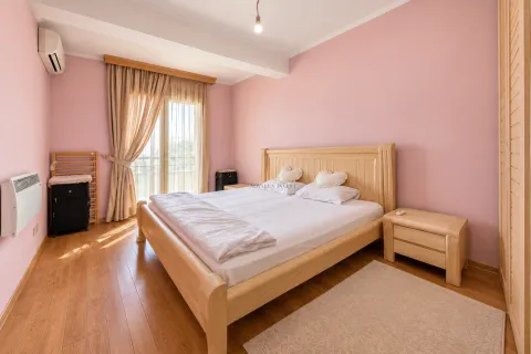 Prostrana spavaća soba sa bračnim krevetom, drvenim namještajem i balkonskim vratima. - image 10