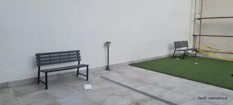 Dvorište zgrade sa klupama i veštačkom travom. - image 13
