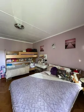 Prostrana spavaća soba sa bračnim krevetom i krevetom na sprat. - image 7