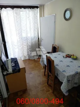 Manja dnevna soba sa trpezarijskim stolom i izlazom na terasu. - image 5