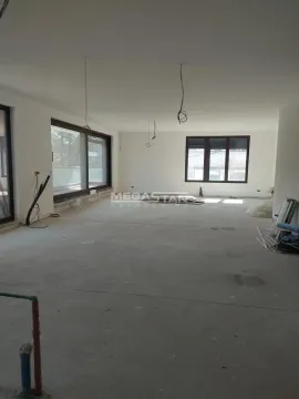 Prazna prostorija u sivoj fazi izgradnje sa velikim prozorima. - image 11