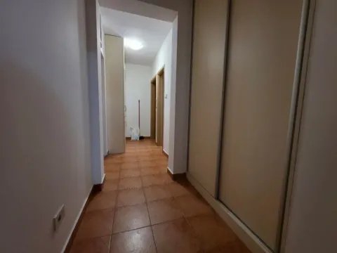 Izdavanje, trosoban stan, 85m², Kod Big Fashion-a, Podgorica - image 4