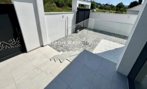 Popločano dvorište sa staklenom ogradom i ulaznom kapijom. - image 6