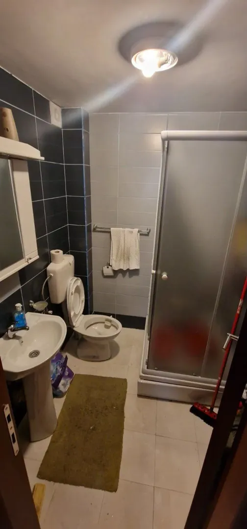 Kompaktno kupatilo sa tuš kabinom, umivaonikom i wc šoljom.