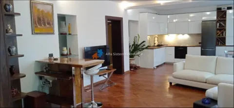 Prostrani dnevni boravak povezan sa kuhinjom i trpezarijom. - image 5