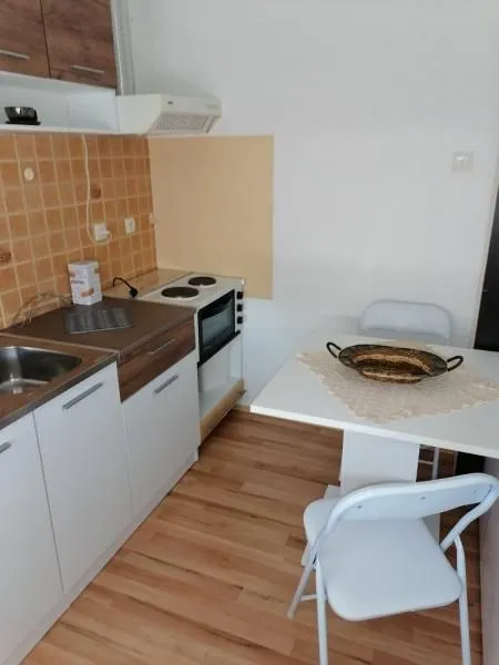 Izdavanje, garsonjera, 29m², Salajka, Novi Sad Sve Podlokacije