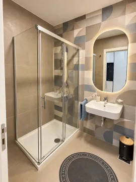 Moderne kupatilo sa tuš kabinom, umivaonikom i osvijetljenim ogledalom. - image 10