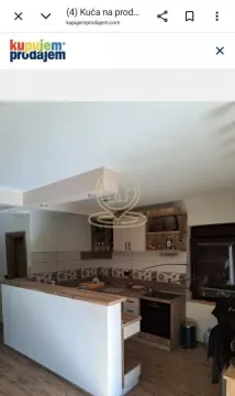 Manja kuhinja sa drvenim elementima i šankom. - image 7