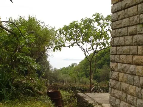 Vanjski dio kamene kuće sa dvorištem i pogledom na more. - image 6