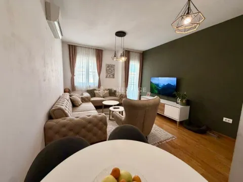 Udoban dnevni boravak povezan sa trpezarijom. - image 8
