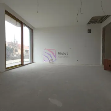 Neopremljena prostorija u izgradnji sa velikim prozorom. - image 8