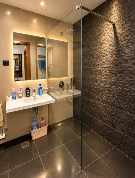 Moderne kupatilo sa umivaonikom, ogledalom i tuš kabinom sa staklenom pregradom. - image 7