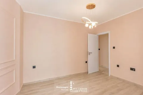 Prazna soba sa svijetlim zidovima, drvenim podom i modernim lusterom. - image 11
