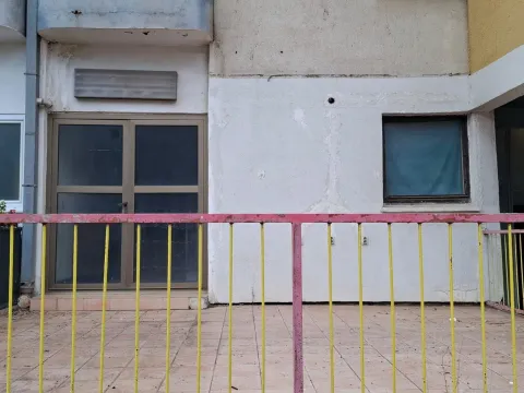 Terasa sa metalnom ogradom i pogledom na fasadu zgrade. - image 3