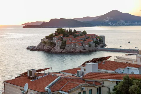 Pogled na Sveti Stefan i more u sumrak. - image 2