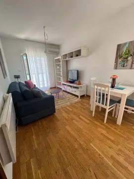 Dnevna soba sa garniturom, TV komodom i trpezarijskim stolom. - image 4