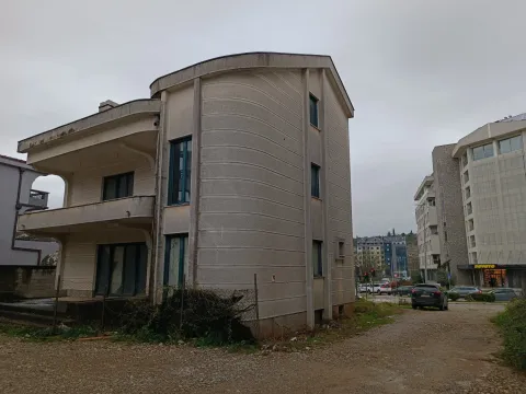 Prodaja, kuća, 381m², Momišići, Podgorica - image 10