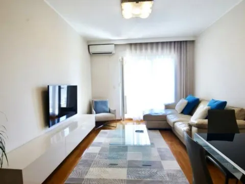Izdavanje, dvosoban stan, 65m², Blok 6, Podgorica