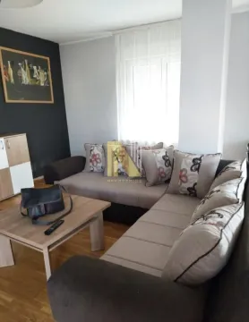 Dnevna soba sa ugaonom garniturom i klub stočićem. - image 2