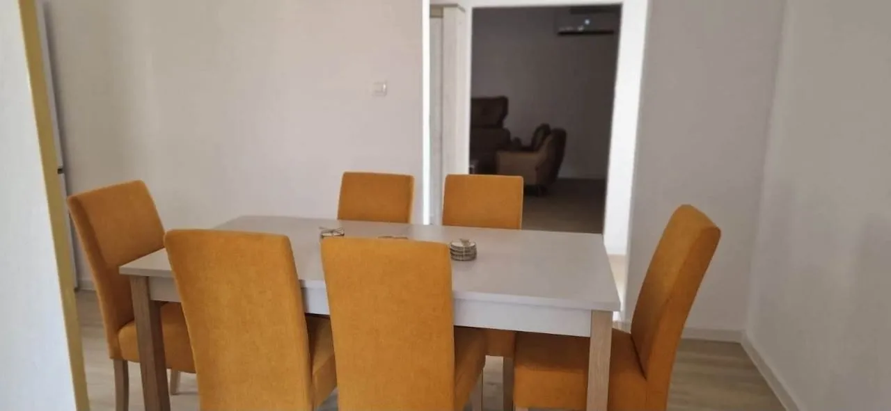 Izdavanje, dvosoban stan, 100m², Dobrota, Kotor