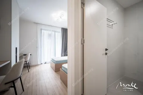 Spavaća soba sa dva kreveta i radnim stolom. - image 14