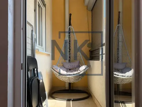 Manji namješteni balkon sa visećom foteljom. - image 6