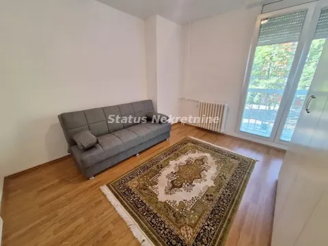 Dnevna soba sa sivom sofom, tepihom i izlazom na terasu. - image 5