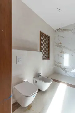 Savremeno opremljeno kupatilo sa sanitarijama. - image 43