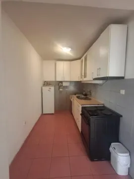 Manja kuhinja sa bijelim elementima i šporetom. - image 6