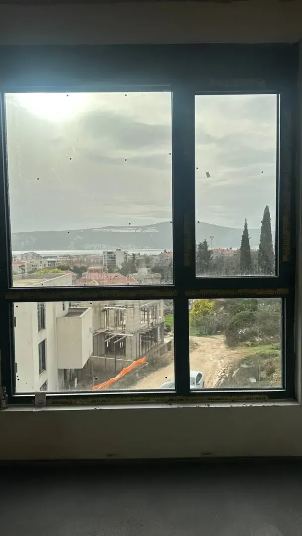 Pogled na okolinu i more kroz prozor.