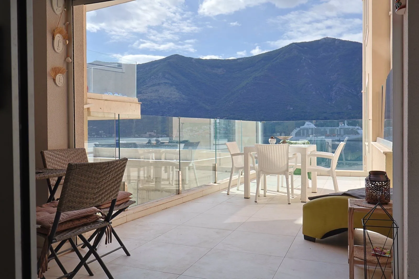 Izdavanje, dvosoban stan, 86m², Dobrota, Kotor