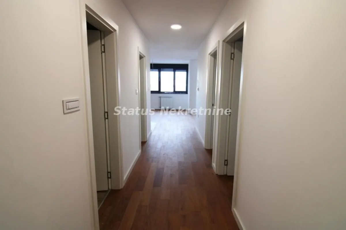 Prodaja, četvorosoban stan, 105m², Novi Sad, Srbija
