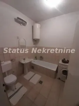 Kupatilo opremljeno sanitarijama, kadom i mašinom za veš. - image 3